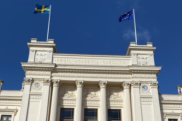 Sveriges flagga och EU:s flagga på Universitetshuset i Lund