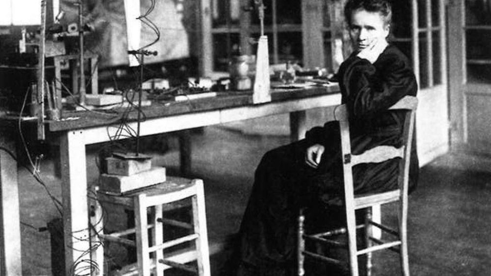 Marie Curie on a chair in her laboratory | Source: Wikimedia Commons